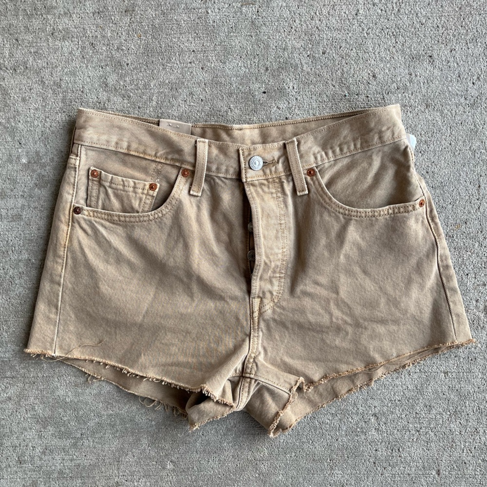 Tan khaki Levi’s 501 Jean denim shorts NWT
